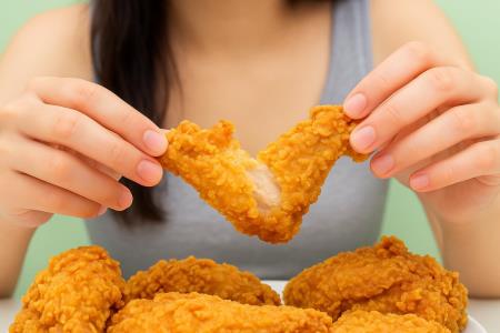 Ist es wirklich unanständig und ungezogen, mit den Händen zu essen?